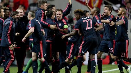 Die Bayern-Spieler feiern den Einzug ins Halbfinale der Champions League.