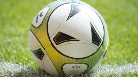 Ein 19-Jähriger hat sich bei einem Fußballspiel in Hohenaltheim schwer verletzt.