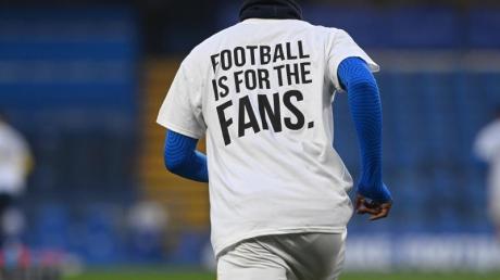 Mit dem Trikot mit der Aufschrift «Football is for the Fans» protestieren Spieler von Brighton and Hove Albion gegen die Super League.