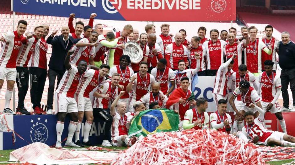 Die Mannschaft von Ajax Amsterdam jubelt mit der Trophäe.