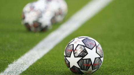 Champions-League-Spielbälle liegen vor einer Partie auf dem Rasen. Die Auswärtstorregel im Europapokal wurde gekippt.