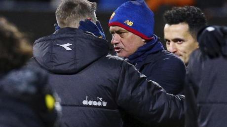 Bodo Glimts Trainer Kjetil Knutsen (l) spricht nach dem Spiel mit Roms Trainer Jose Mourinho.