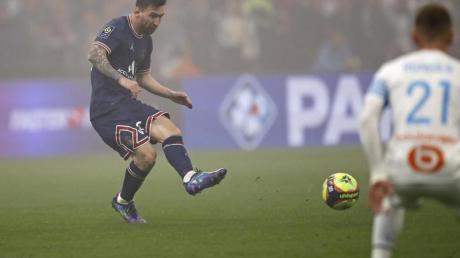 Superstar Lionel Messi (l) holte mit PSG in Marseille in Unterzahl einen Punkt.