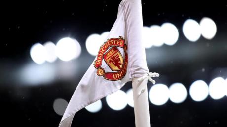 Eine Eckfahne mit dem Logo von Manchester United im Old Trafford.