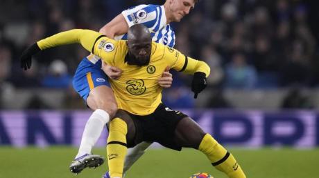 Chelseas Romelu Lukaku (vorne) kämpft mit Brightons Dan Burn um den Ball.