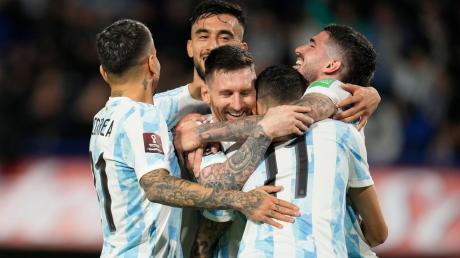 Argentiniens Lionel Messi (Mitte) feiert mit seinen Mannschaftskameraden.