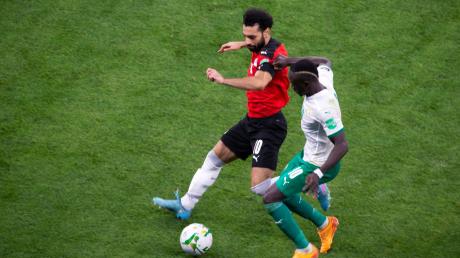 Ägypten-Star Mohamed Salah (l) im Zweikampf mit Sadio Mane.