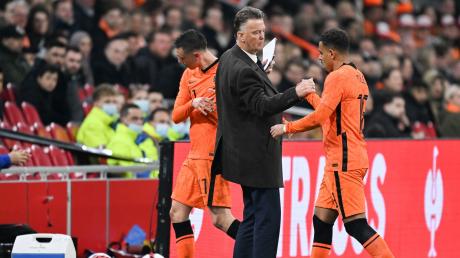 Oranje-Trainer Louis van Gaal (M) beim Länderspiel gegen Deutschland Ende März in Amsterdam.