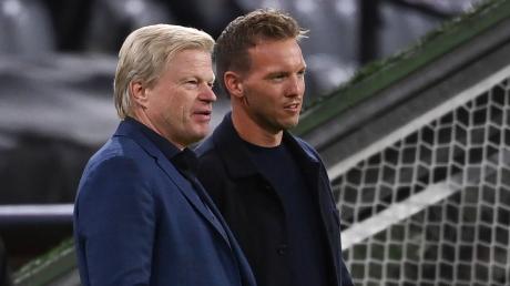 Bayern-Vorstandschef Oliver Kahn (l) verurteilt die Morddrohungen gegen Trainer Julian Nagelsmann.