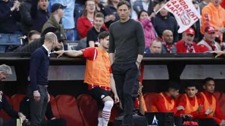 Roger Schmidt, Trainer der PSV Eindhoven, steht am Spielfeldrand.