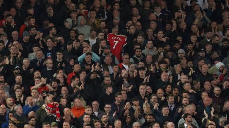 Zuschauer applaudieren in der siebten Spielminute zur Unterstützung von Manchester Uniteds Cristiano Ronaldo und dessen Partnerin Georgina Rodriguez nach deren schwerem Schicksalsschlag.