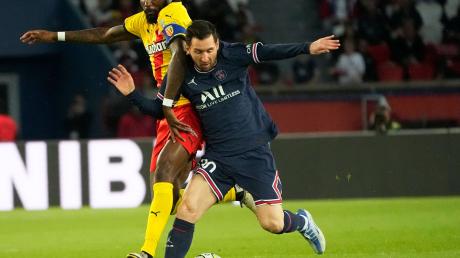 PSG-Torschütze Lionel Messi (r) im Zweikampf mit Seko Fofana vom RC Lens.