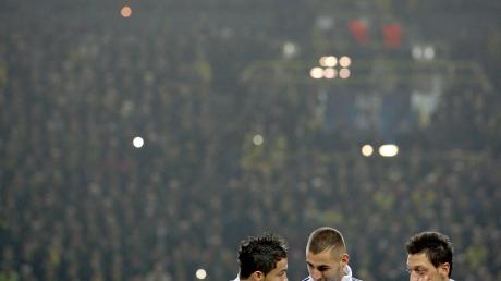 Mesut Özil (r) und Karim Benzema (M) spielten vier Jahre lang gemeinsam für Real Madrid.