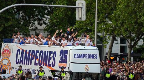 Nach dem Gewinn der spanischen Meisterschaft ging es für das Team von Real Madrid per Bus zur großen Party.