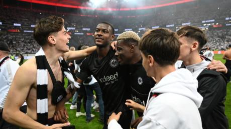 Gemeinsam mit den Fans feiern die Spieler von Eintracht Frankfurt auf dem Spielfeld den Sieg über West Ham United.