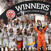 Die Spieler von Eintracht Frankfurt feiern mit dem Pokal nach der Partie.