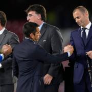 UEFA-Präsident Aleksander Ceferin (r) überreicht Rangers-Cheftrainer Giovanni van Bronckhorst eine Medaille für den zweiten Platz.