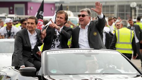 Oliver Frankenbach, Vorstandsmitglied (v.l.), Markus Krösche, Sportvorstand, sowie Axel Hellmann, Vorstandssprecher, sitzen in einem Auto auf dem Weg zur Siegerfeier auf dem Römerberg.