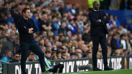 Evertons Trainer Frank Lampard (l) und Crystal-Palace-Trainer Patrick Vieira stehen während der Partie an der Seitenlinie.