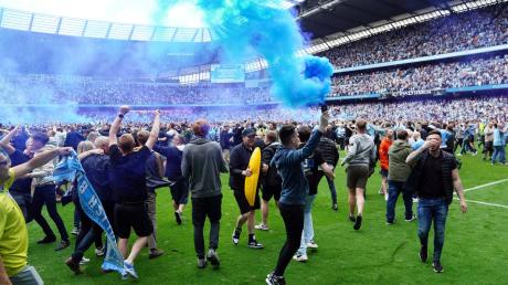 Fans von Manchester City stürmten nach dem Gewinn der Meisterschaft das Spielfeld: Die meisten friedlich.