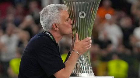 Roms Cheftrainer José Mourinho küsst die Trophäe nach dem Finale.