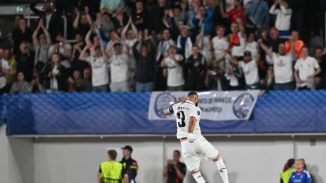 Real-Stürmer Karim Benzema jubelt über sein Tor zum 2:0 im UEFA-Supercup gegen Eintracht Frankfurt.