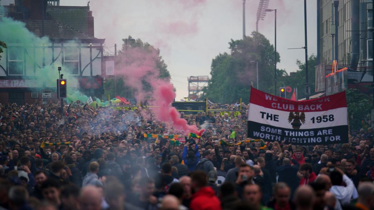 #Premier League: ManUnited-Fans protestieren vor Spiel gegen Liverpool