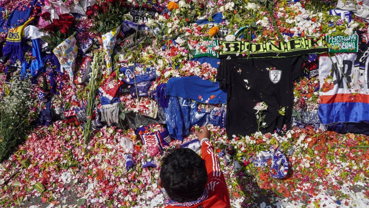 Tragedi sepak bola di Indonesia: Presiden mengunjungi mereka yang terkena dampak injak stadion