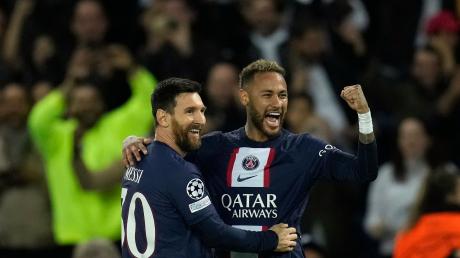 Neymar (r) feiert mit Lionel Messi das dritte Tor für Parist Saint-Germain.