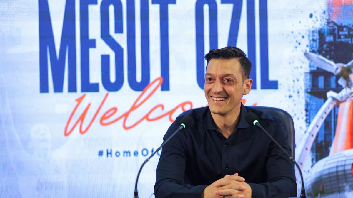 #Özil beendet Karriere noch nicht