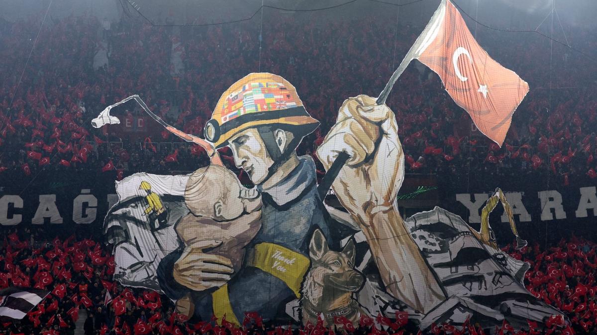 #Fußball: Trabzonspor gegen Basel: Choreografie für Erdbebenopfer