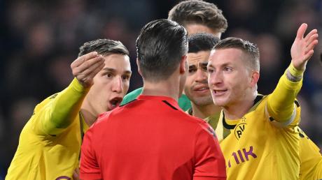 Dortmunder Spieler diskutieren mit Schiedsrichter Danny Makkelie (M).