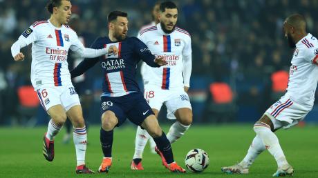 Lionel Messi (M) steht noch bei Paris Saint-Germain unter Vertrag.