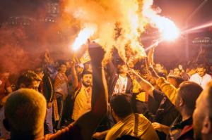Fans von Galatasaray Istanbul feiern nach dem vorzeitigen Gewinn der türkischen Meisterschaft.