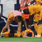 Rodez' Lucas Buades liegt am Boden, nachdem er von einem Girondins-Fan umgestoßen wurde.