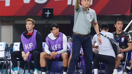 Trainer Jürgen Klinsmann (vorne) steht seit Anfang des Jahres bei Südkorea an der Seitenlinie.