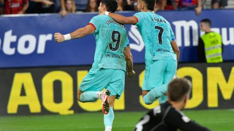 Barcelonas Robert Lewandowski (l) traf per Elfmeter zum 2:1 bei Osasuna.