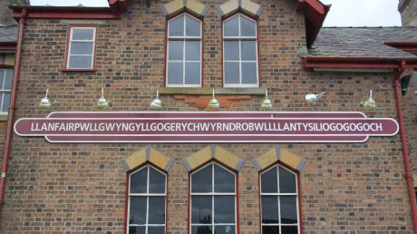 Der Ortsname Llanfairpwllgwyngyllgogerychwyrndrobwllllantysiliogogogoch entstand im 19. Jahrhundert als Marketing-Gag.