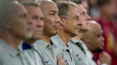 Jürgen Klinsmann (M) trainiert jetzt die Nationalmannschaft Südkoreas.