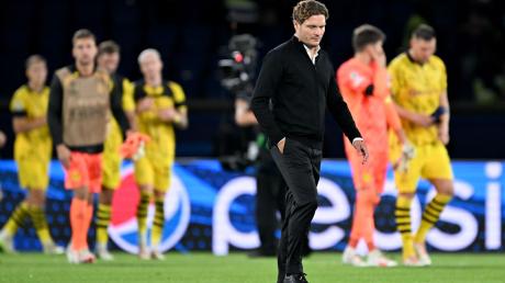 Dortmunds Trainer Edin Terzic geht nach dem Spiel enttäuscht über den Platz.