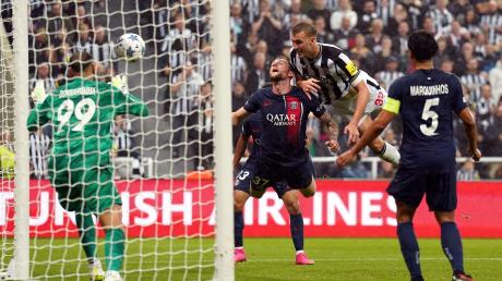 Dan Burn (2.v.r) erzielte das zweite Newcastle-Tor gegen PSG.