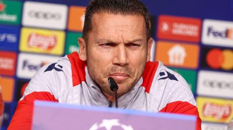 Belgrads Trainer Barak Bakhar dankte bei der Pressekonferenz vor dem Spiel gegen Leipzig den deutschen Clubs.