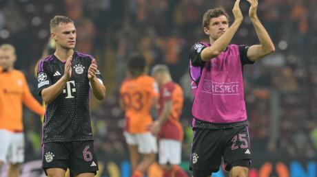 Die Bayern-Stars Joshua Kimmich (l) und Thomas Müller bedanken sich nach dem Spiel in Istanbul bei den Fans.