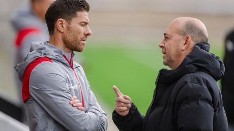 Leverkusens Trainer Xabi Alonso (l) im Gespräch mit und Geschäftsführer Fernando Carro.