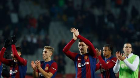 Barcelonas Superstar Robert Lewandowski (M) will noch drei, vier Jahre spielen.