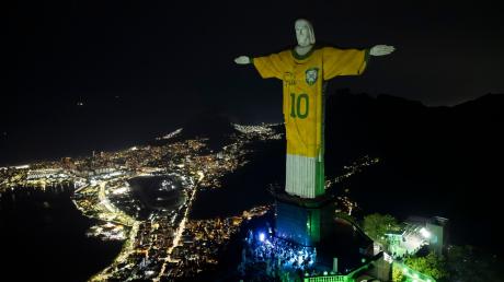 In Rio wird zu Ehren von Pelé die Christusstatue mit einem Trikot beleuchtet.