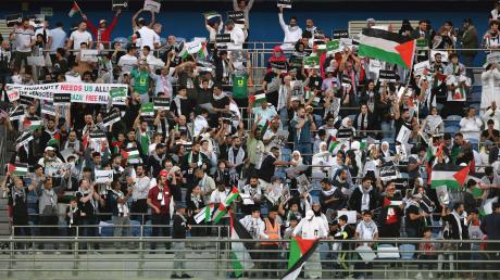 Palästinensische Fans im Stadion.