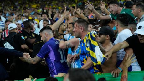 Beim WM-Qualifikationsspiel zwischen Brasilien und Argentinien im November kam es zu heftigen Tumulten auf den Rängen des Maracanã-Stadions.