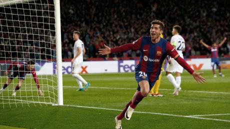 Barcelonas Sergi Roberto feiert das dritte Tor seiner Mannschaft, das von Barcelonas Robert Lewandowski (l) erzielt wurde.