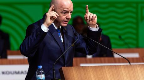 FIFA-Präsident Gianni Infantino fordert nach den Fan-Attacken in der Türkei Strafen.